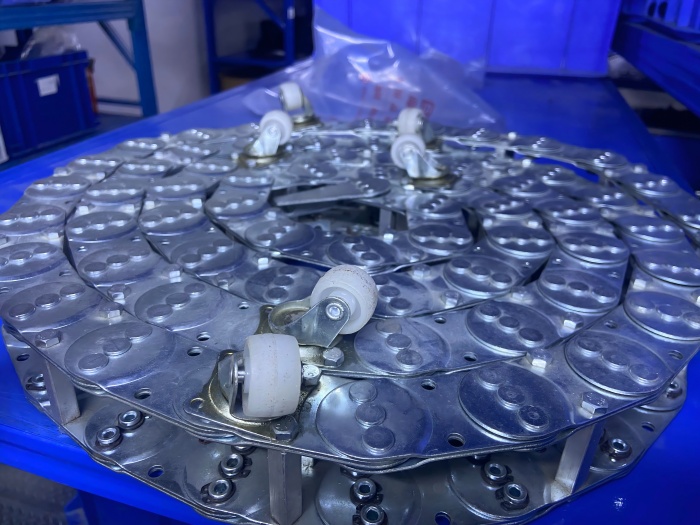 Stainless steel conveyor energy chain for heavy-duty operations