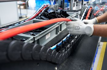 The drag chain 4x4 provides durable cable protection and reliable performance for off-road and heavy-duty vehicle applications.