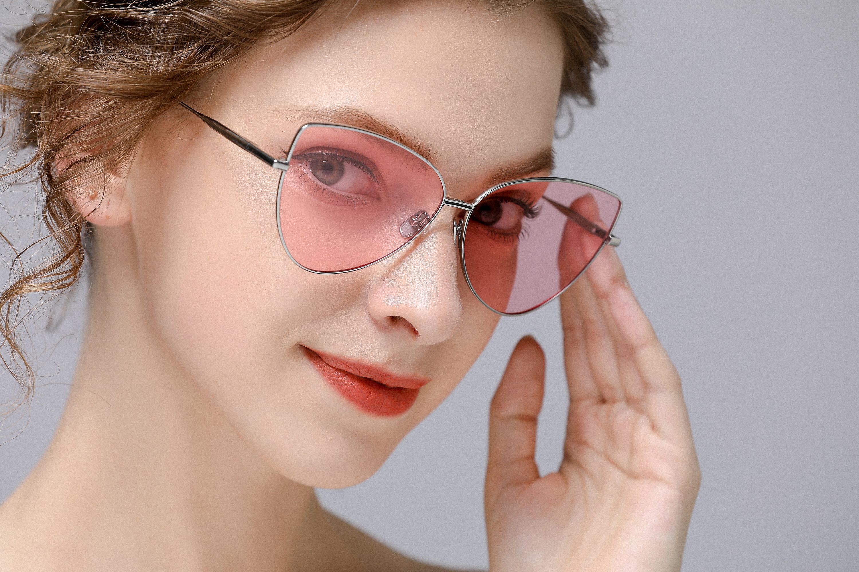 Female model wear YMO cateye metal sunglasses 