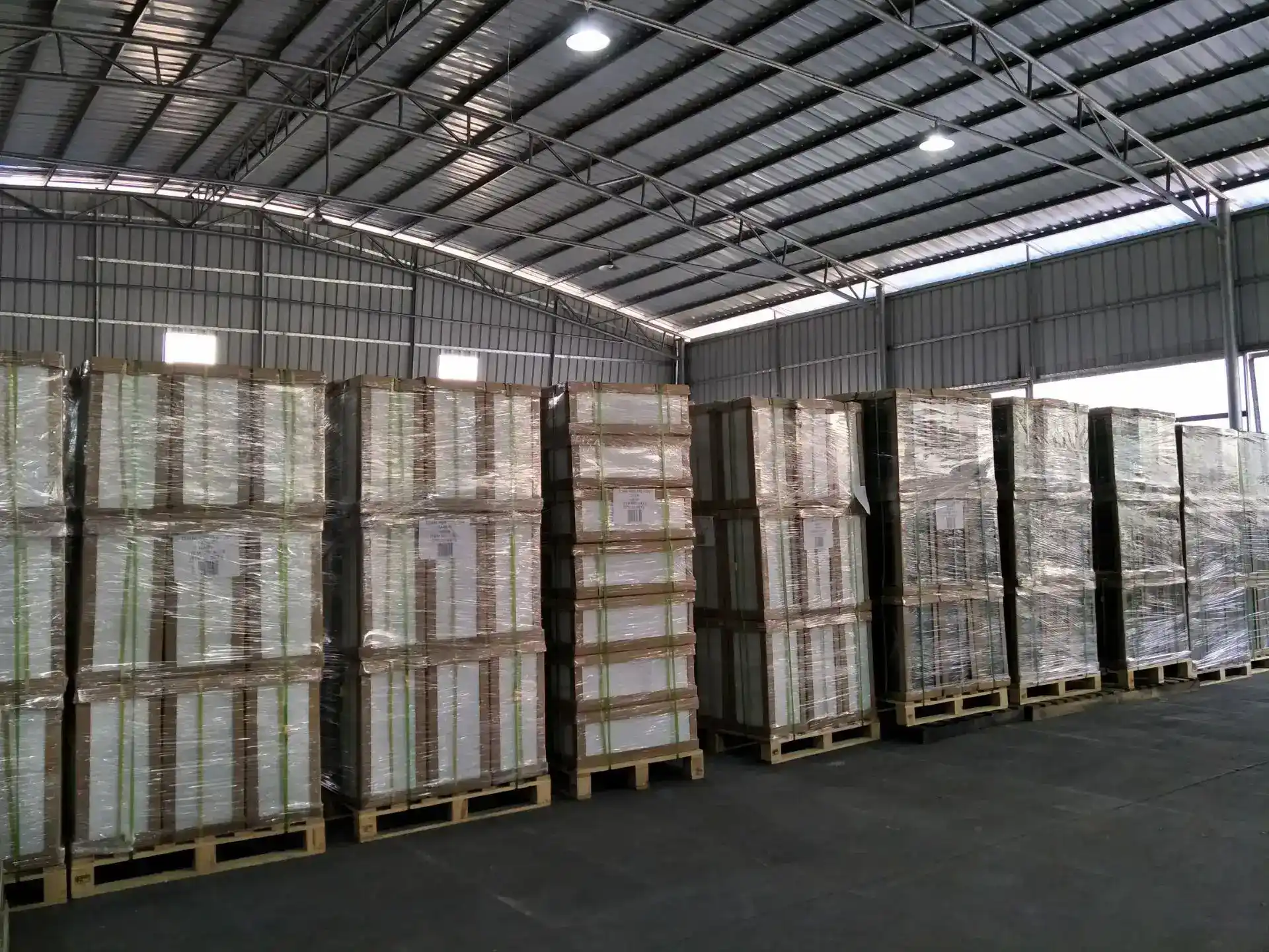 Rows of protected planter shipments secured on pallets inside the Ronglin warehouse