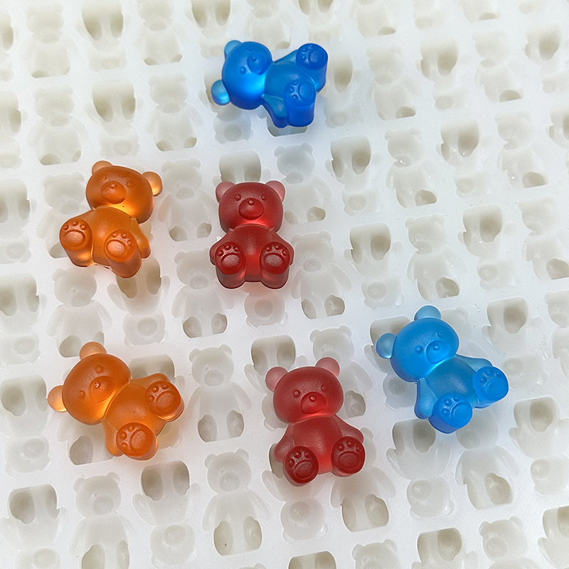 Ya sea que esté creando gommies para amigos o produciendo dulces a escala, el molde correcto ** Gummy Bear ** determina la textura, la liberación y la apariencia. Los moldes de baja calidad pueden deformarse, pegarse o incluso lixiviar sustancias inseguras en los alimentos.