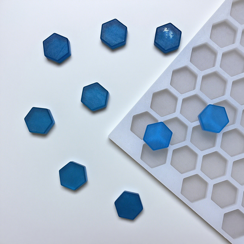 Professional molds are usually made from food-grade silicone. This material is non-toxic, flexible, heat-resistant, and does not retain flavors or odors—properties that cheap plastic simply cannot match.