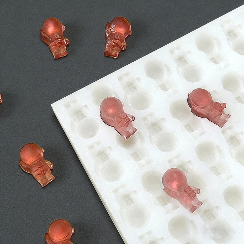 .At RenShan, our astronaut molds are cast from food grade platinum silicone with fine detail on the helmet, suit and boots — so every finished piece comes out clean, sharp and ready to sell straight out of the mold.