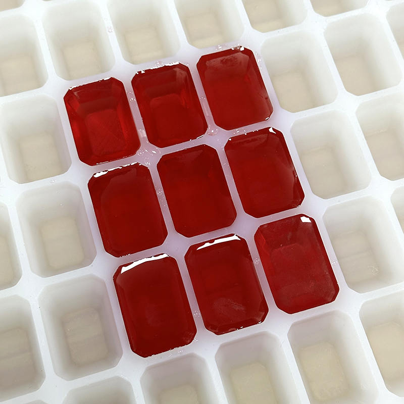 If you want professional-looking 3D gummies, the right mold is essential. Gummy molds made from food-grade silicone are flexible, durable, and excellent at capturing fine detail.