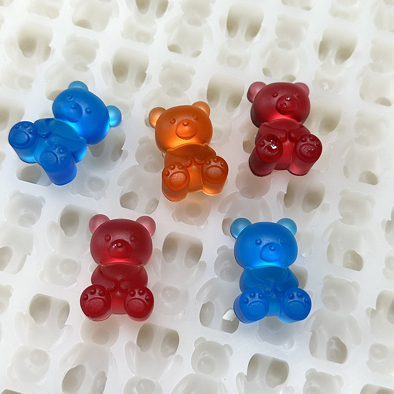 Ya sea que esté creando gommies para amigos o produciendo dulces a escala, el molde correcto ** Gummy Bear ** determina la textura, la liberación y la apariencia. Los moldes de baja calidad pueden deformarse, pegarse o incluso lixiviar sustancias inseguras en los alimentos.