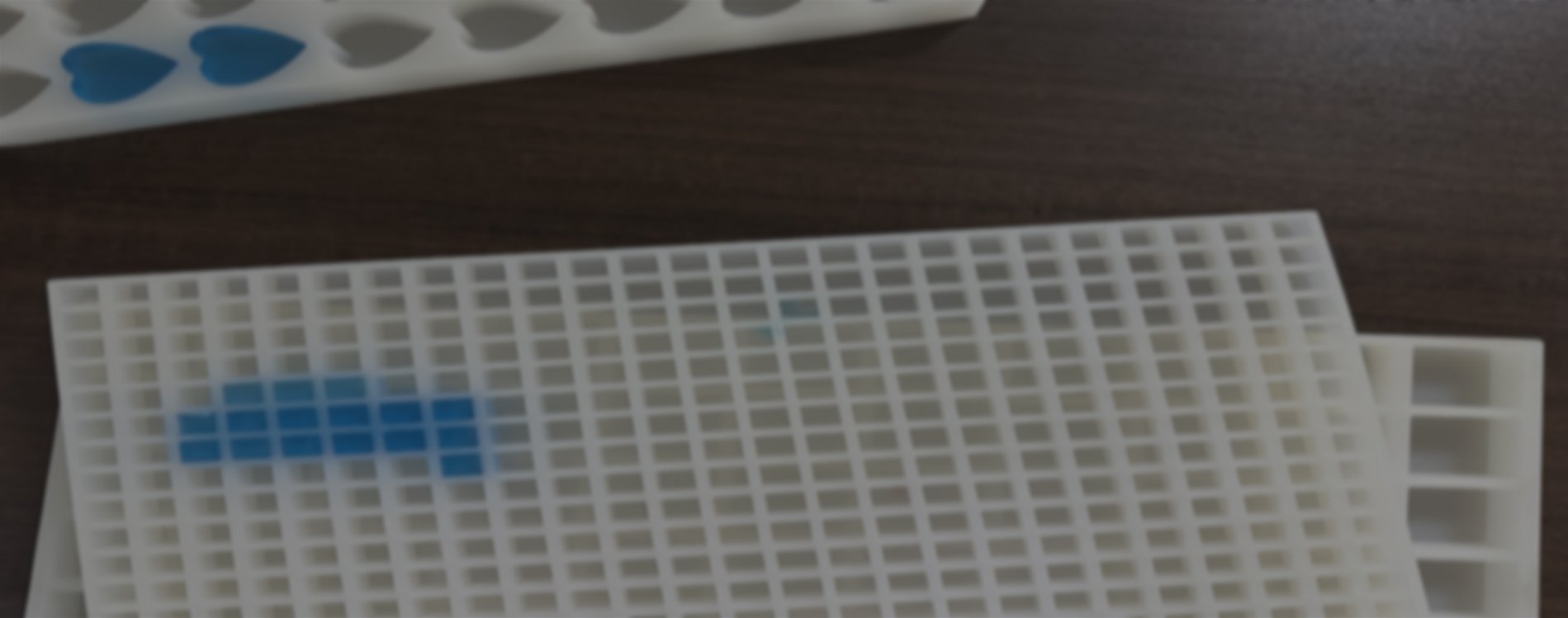 Professional molds are usually made from food-grade silicone. This material is non-toxic, flexible, heat-resistant, and does not retain flavors or odors—properties that cheap plastic simply cannot match.