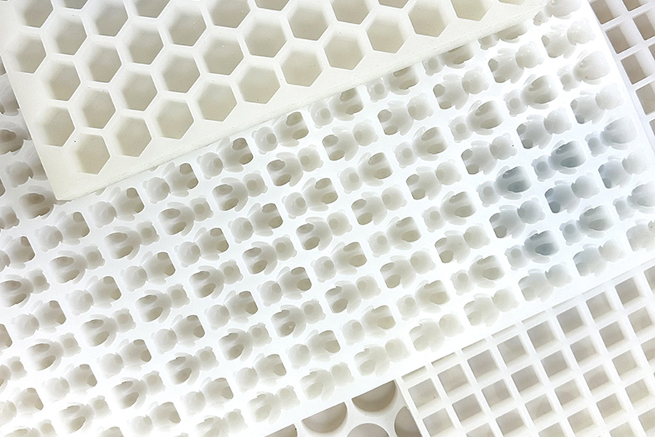 Professional molds are usually made from food-grade silicone. This material is non-toxic, flexible, heat-resistant, and does not retain flavors or odors—properties that cheap plastic simply cannot match.