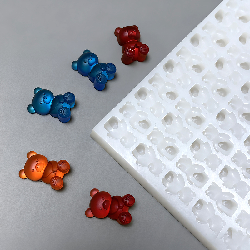 Ya sea que esté creando gommies para amigos o produciendo dulces a escala, el molde correcto ** Gummy Bear ** determina la textura, la liberación y la apariencia. Los moldes de baja calidad pueden deformarse, pegarse o incluso lixiviar sustancias inseguras en los alimentos.