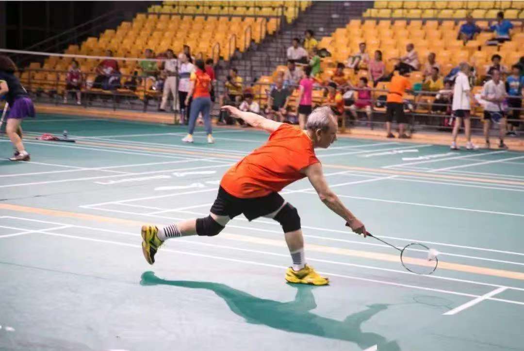 This professional carbon fiber badminton racket features a 7.0mm slim shaft racket for quick handling and an Isometric racket head for a larger sweet spot. The oval frame badminton racket design enhances stability, while the 3U carbon fiber racket construction delivers power and control—perfect for competitive play.