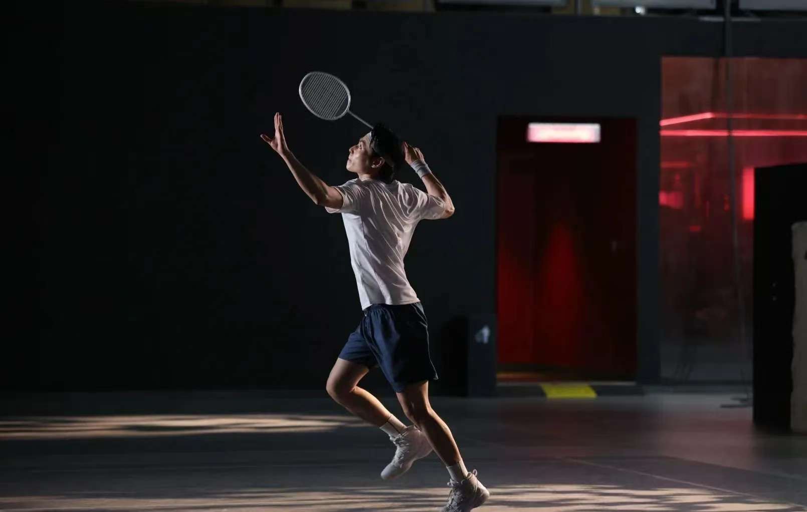 This professional carbon fiber badminton racket features a 7.0mm slim shaft racket for quick handling and an Isometric racket head for a larger sweet spot. The oval frame badminton racket design enhances stability, while the 3U carbon fiber racket construction delivers power and control—perfect for competitive play.