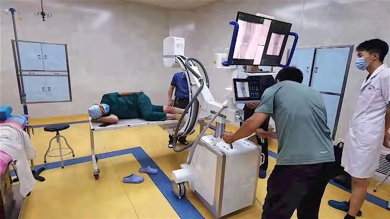 doctor using the syrj c350 c arm for real-time imaging.