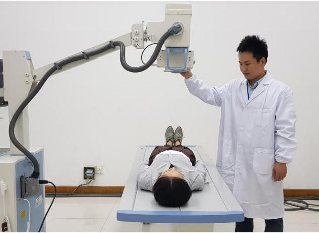 the mobile dr conduct chest x ray on a patient.