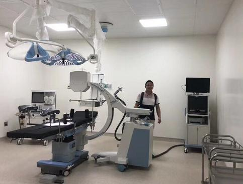 a surgeon with the installed the syrj c100.