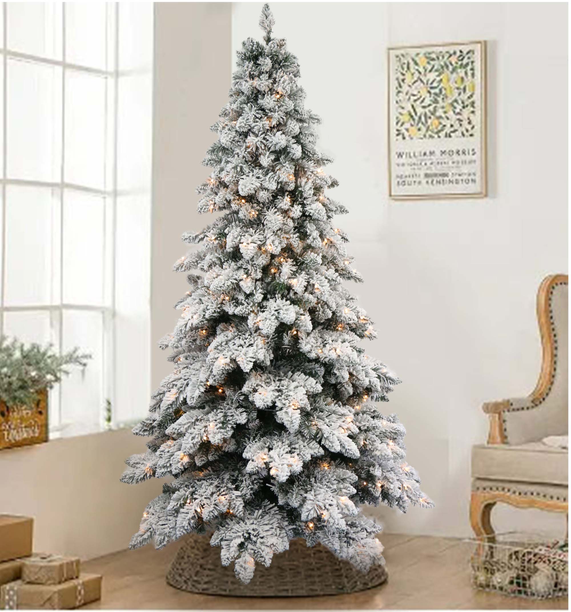 Vorbeleuchteter, beflockter Weihnachtsbaum mit warmen LED-Lichtern, verschneite künstliche Kiefer für die Weihnachtsdekoration im Innenbereich, festlicher Weihnachtsbaum mit realistischen mattierten Zweigen