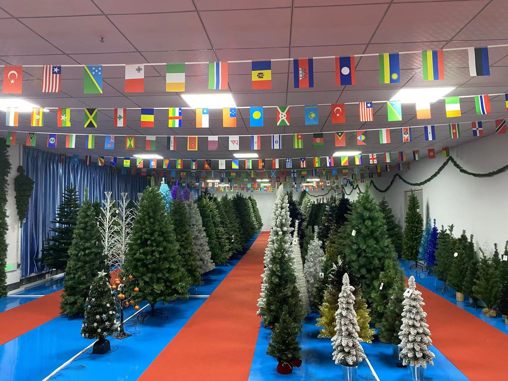 Dieser kompakte künstliche Weihnachtsbaum kombiniert realistische Laub- und Tannenzapfenakzente mit vorinstallierten LED-Leuchten – ideal für kleine Räume! Langlebig, einfach zu montieren, perfekt für die festliche Wohn-/Bürodekoration.
