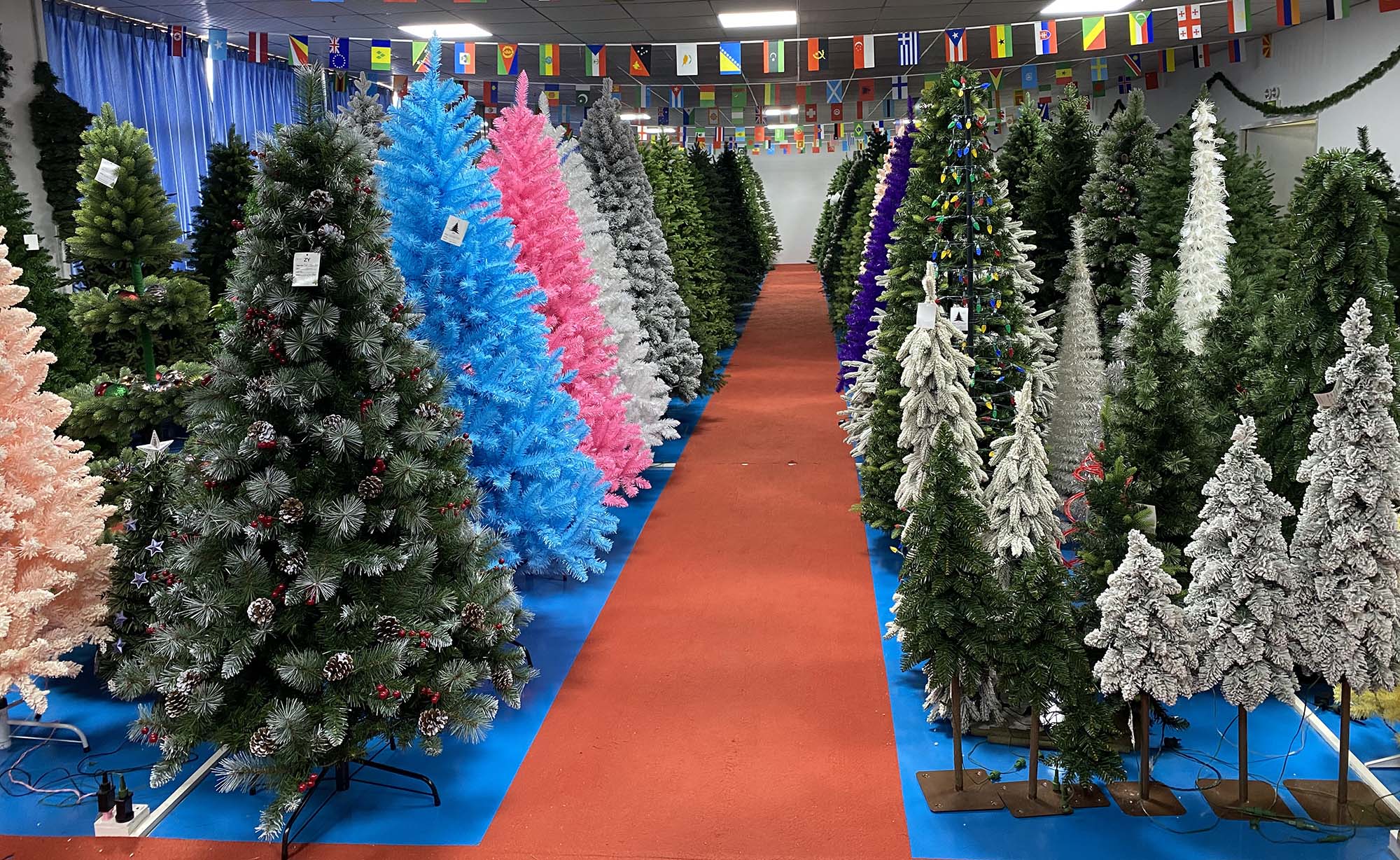 As a sustainable alternative to fresh pine trees, artificial Christmas trees are reusable year after year, reducing waste while preserving the magic of Christmas traditions.