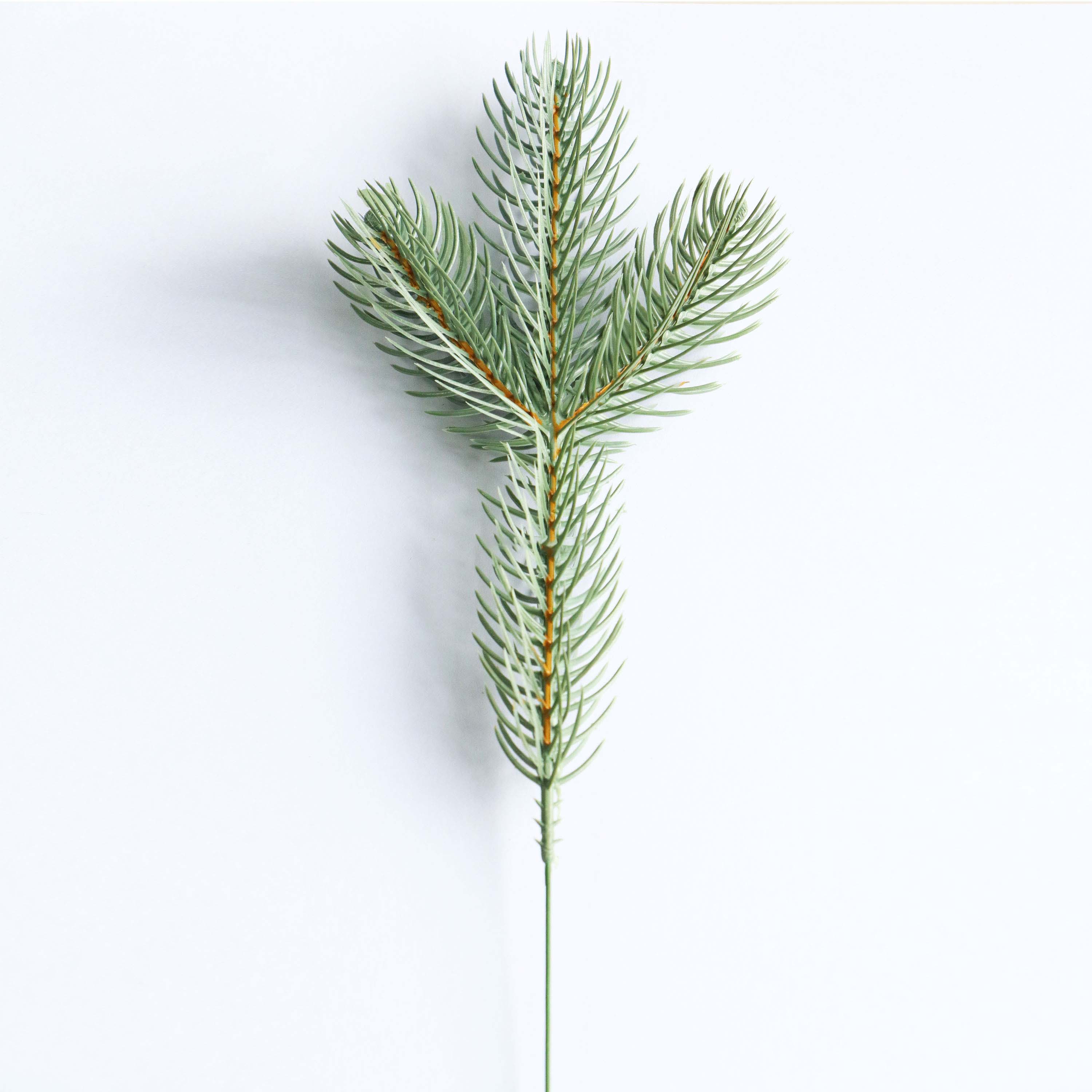 Werten Sie Ihre Weihnachtsdekoration mit diesem realistischen grünen Tannenzweig auf. Perfekt für DIY-Weihnachtsbasteleien und Wintergrün. Kaufen Sie hochwertige künstliche Kiefernstiele.