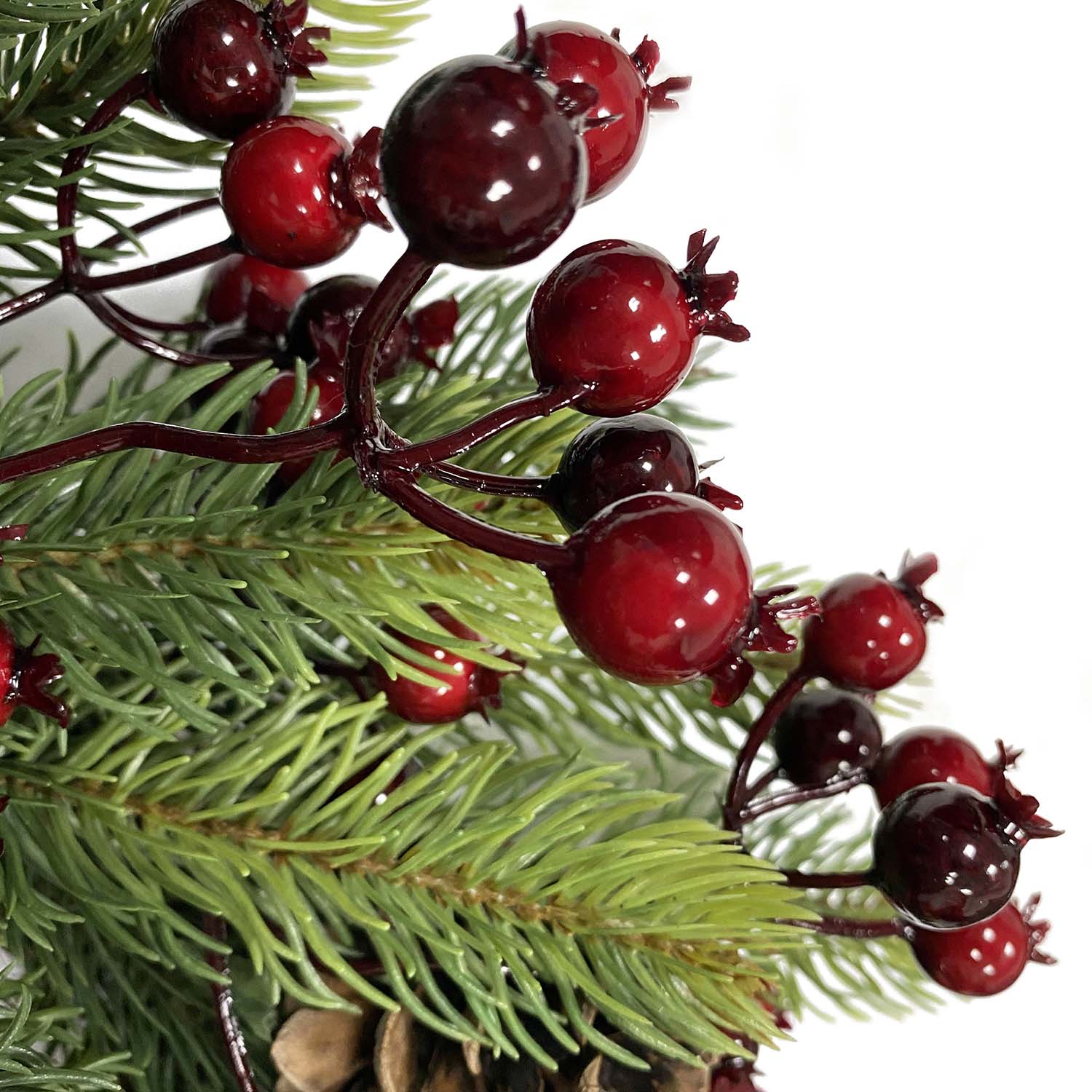 Kaufen Sie hochwertige künstliche Weihnachtskränze mit Beeren und Tannenzapfen. Perfekt für professionelle festliche Tür- und Wanddekoration.