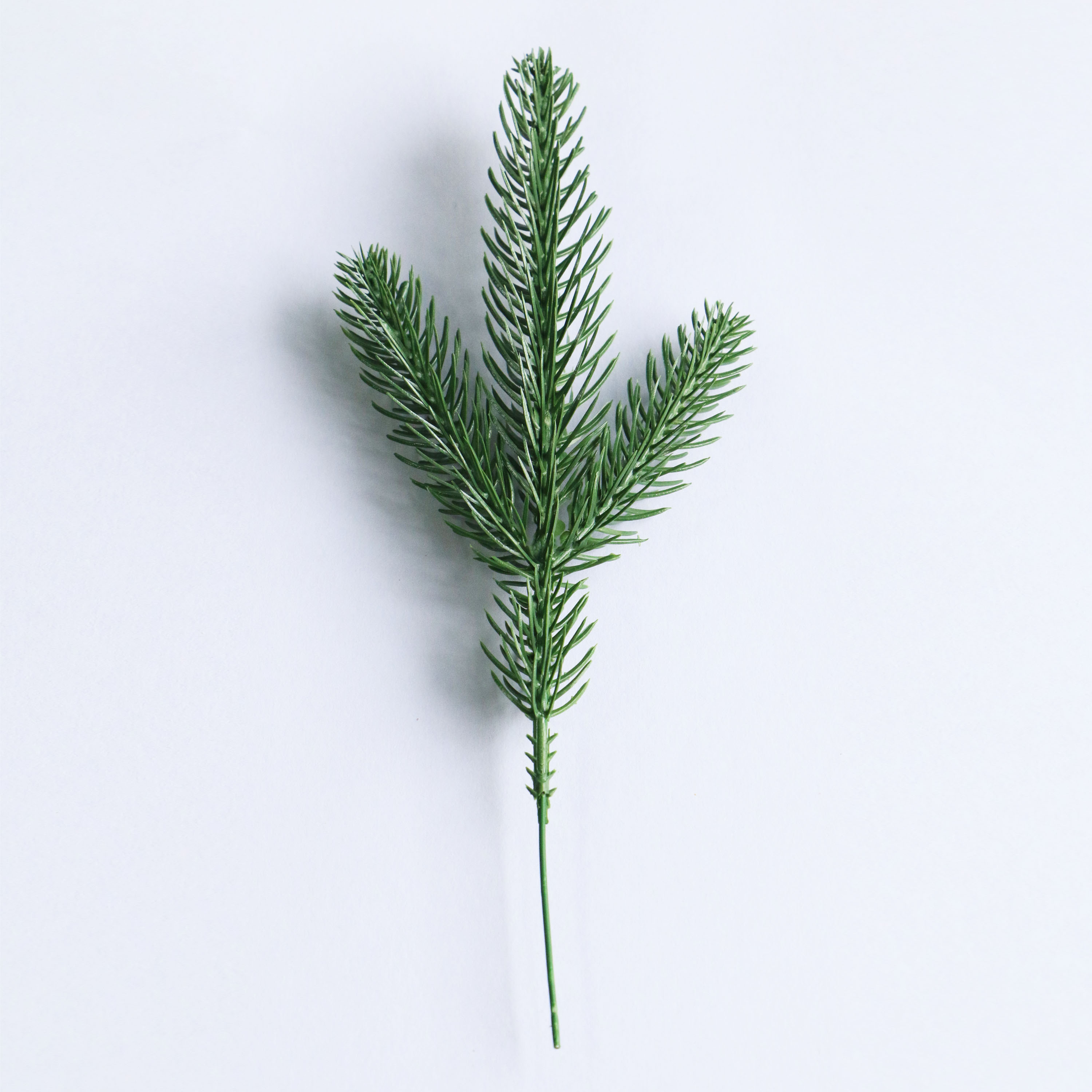 Werten Sie Ihre Weihnachtsdekoration mit diesem realistischen grünen Tannenzweig auf. Perfekt für DIY-Weihnachtsbasteleien und Wintergrün. Kaufen Sie hochwertige künstliche Kiefernstiele.