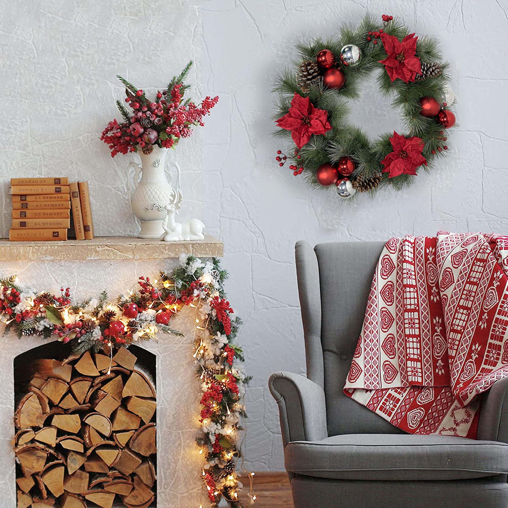 Kaufen Sie 55 cm trendiger Baum-künstlicher Weihnachtskranz. Umweltfreundliches grünes PVC mit roten Weihnachtssternen und Ornamenten. Langlebige Türdekoration für den Urlaub. Großhandel 300 Stück.