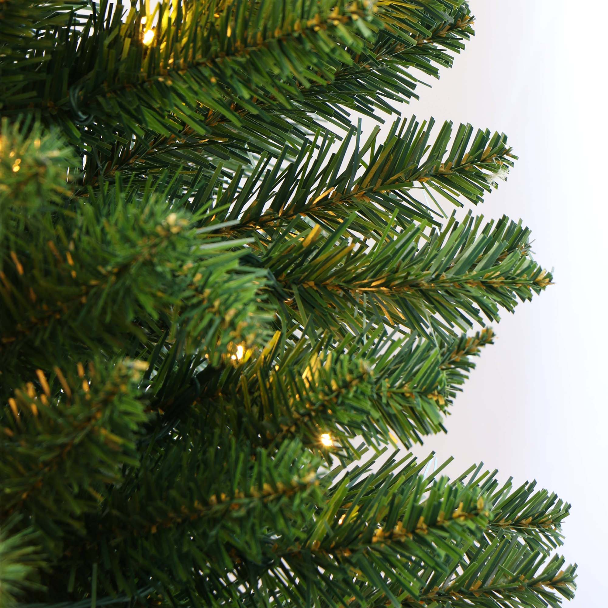 Dieser kompakte künstliche Weihnachtsbaum kombiniert realistische Laub- und Tannenzapfenakzente mit vorinstallierten LED-Leuchten – ideal für kleine Räume! Langlebig, einfach zu montieren, perfekt für die festliche Wohn-/Bürodekoration.