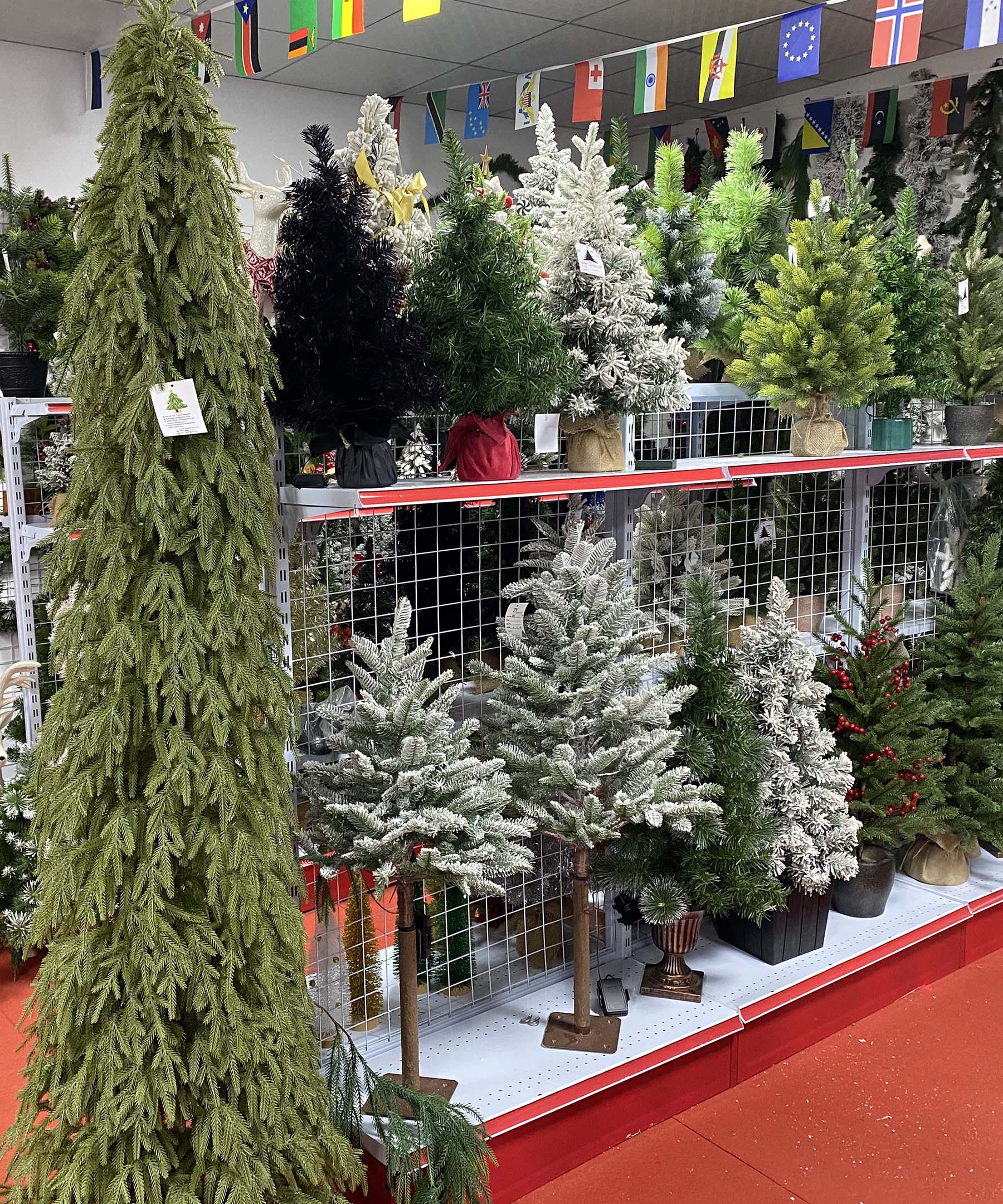 As a sustainable alternative to fresh pine trees, artificial Christmas trees are reusable year after year, reducing waste while preserving the magic of Christmas traditions.