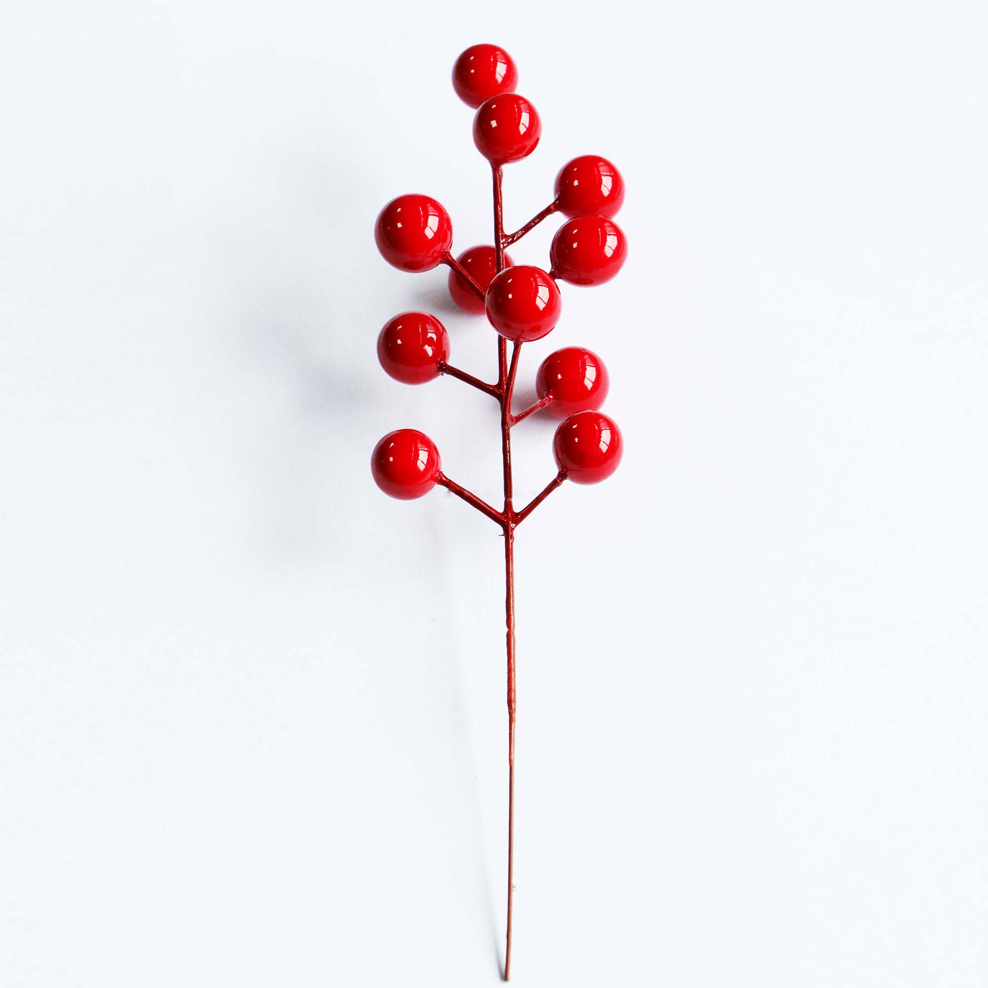 Kaufen Sie die 15 cm langen künstlichen roten Beerenstiele von Trendy Tree. Hochglänzende, haltbare Kunststoffspieße, perfekt für Weihnachtskränze, Baumschmuck und DIY-Weihnachtsbasteleien. BSCI-zertifiziert.
