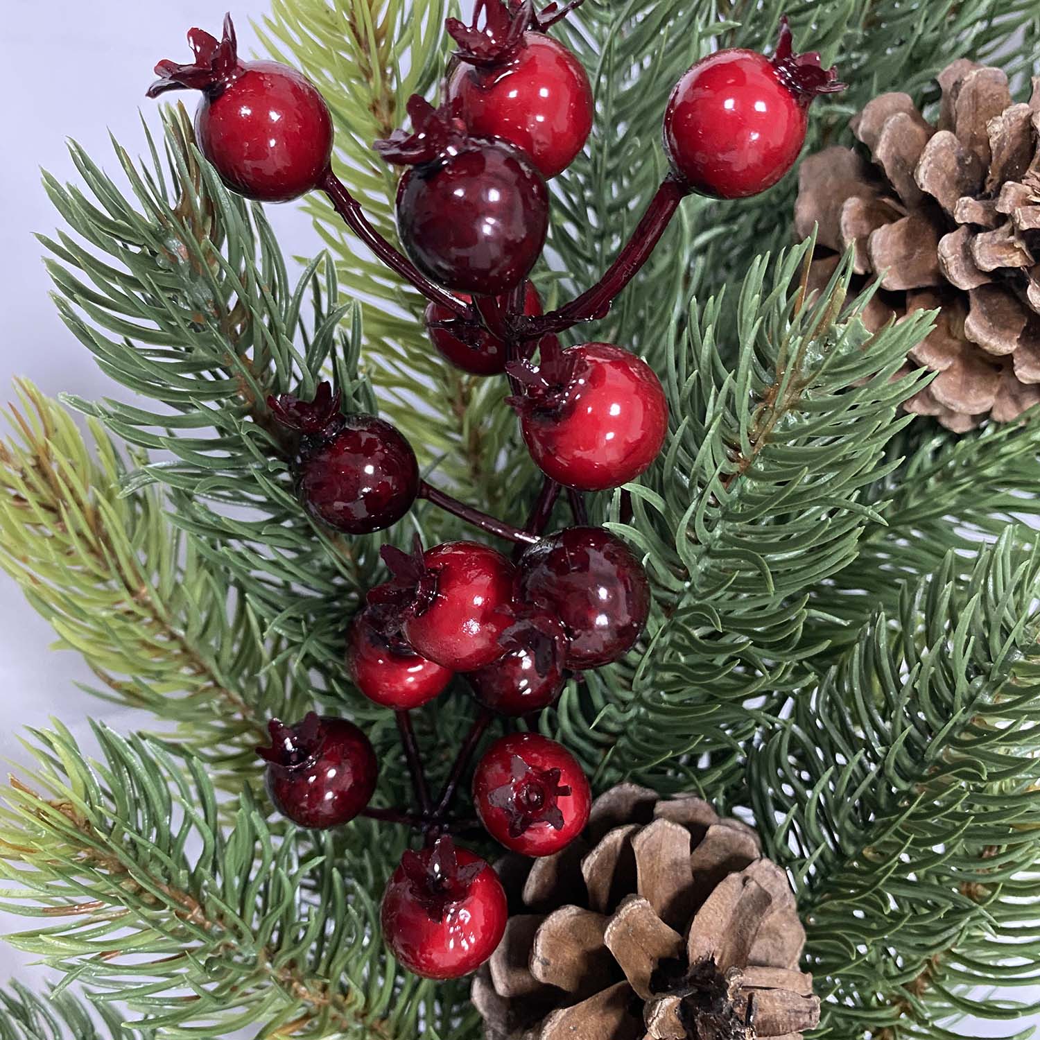 Kaufen Sie hochwertige künstliche Weihnachtskränze mit Beeren und Tannenzapfen. Perfekt für professionelle festliche Tür- und Wanddekoration.