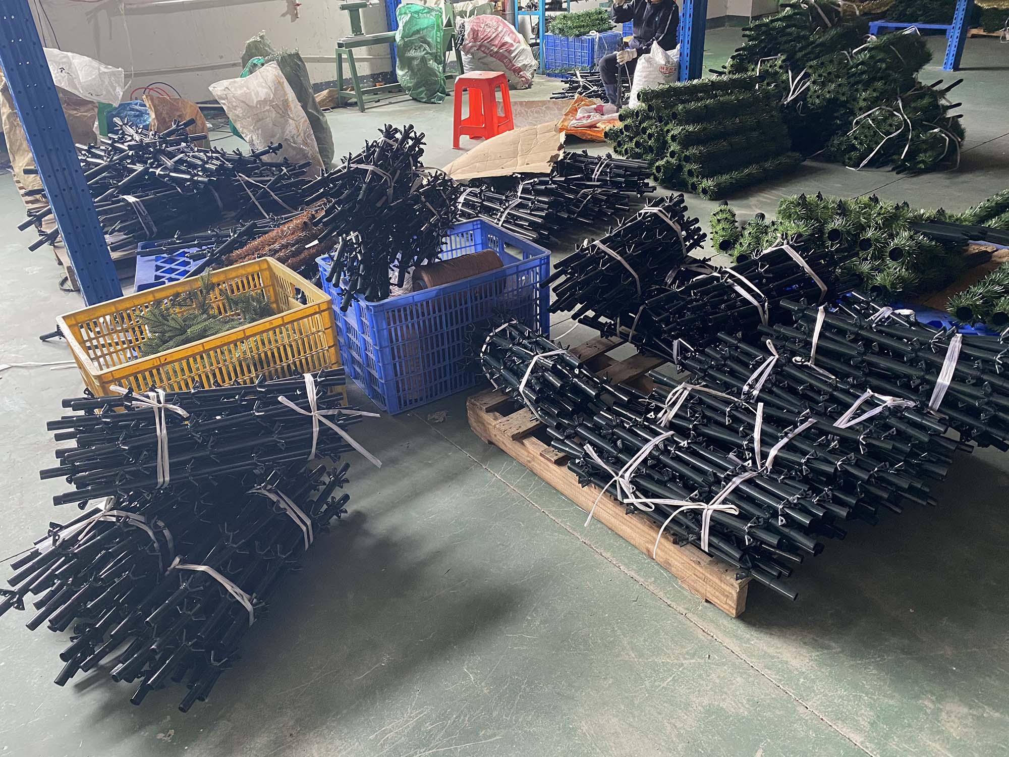 Upcycling artificial Christmas tree branches