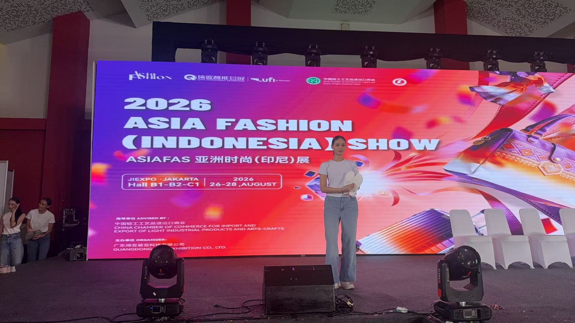 Модный показ обуви и сандалей GUANGZHOU JIJIA на подиуме выставки 2026 ASIA FASHION INDONESIA