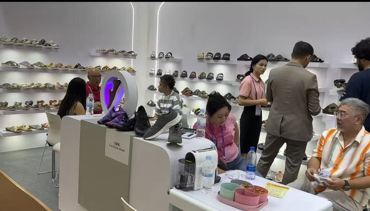 JIJIA Shoes Team Discussing Custom OEM ODM Orders with Global Buyers at Canton Fair