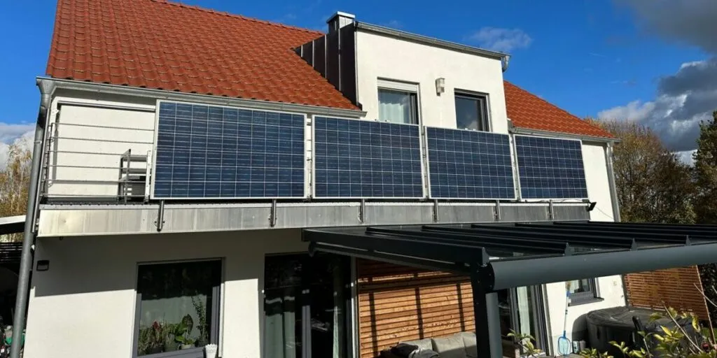 A New Growth Surge After Reaching 22.8 GW: Are the UK’s 800W Plug-in Solar Systems a Windfall or a Trap?