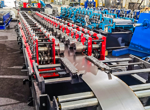 Metal sheet entering the precision feeding guide and roll forming stations of SUNWAY box plate machine