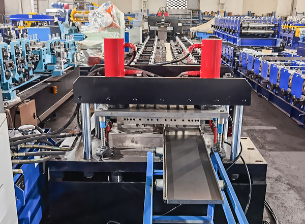 Integrated hydraulic cutting and folding station on SUNWAY box plate roll forming machine