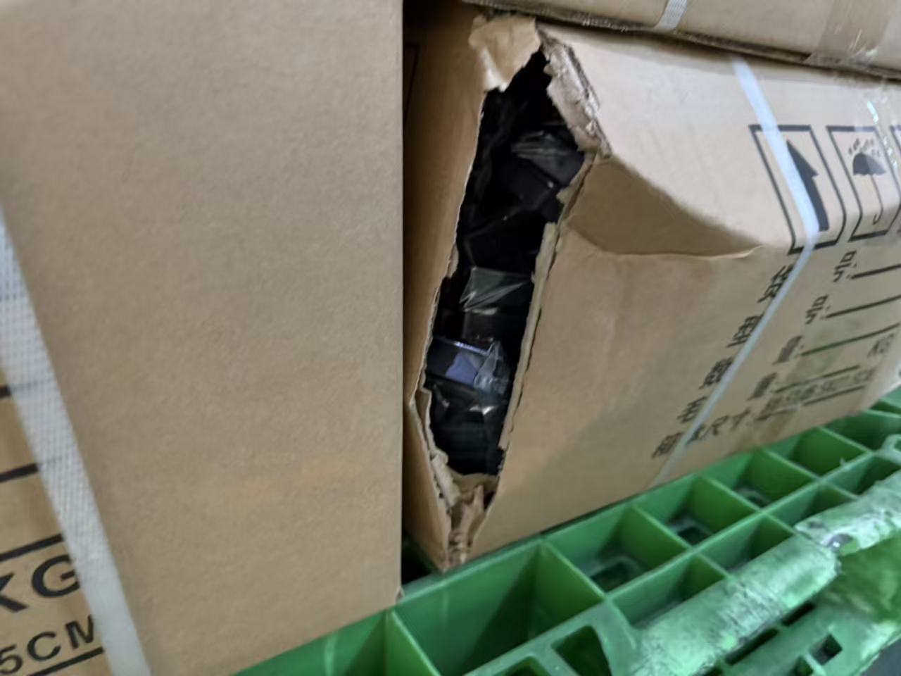 Severely damaged cartons for PV products export to Europe - evidence photo-2