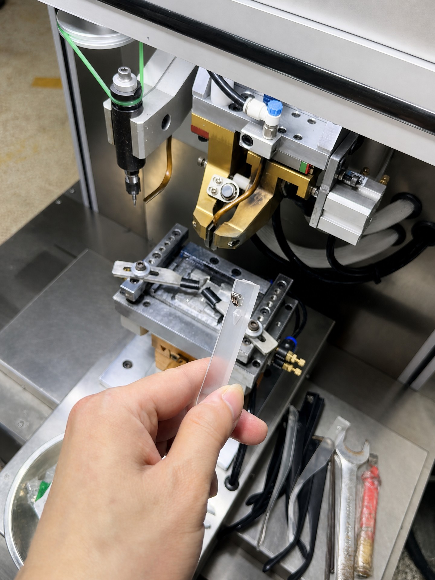 Hinge embedding and quality inspection at the workstation