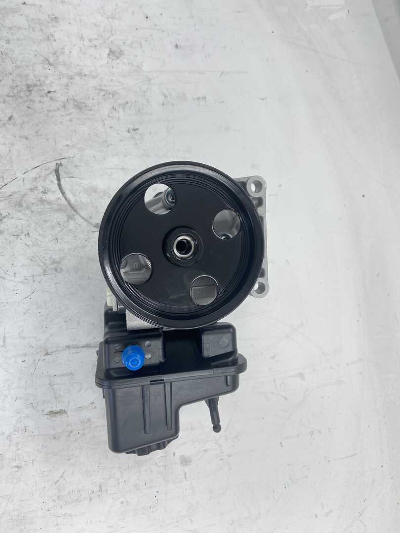 Mercedes-Benz Sprinter W906 Power Steering Pump 0064667801