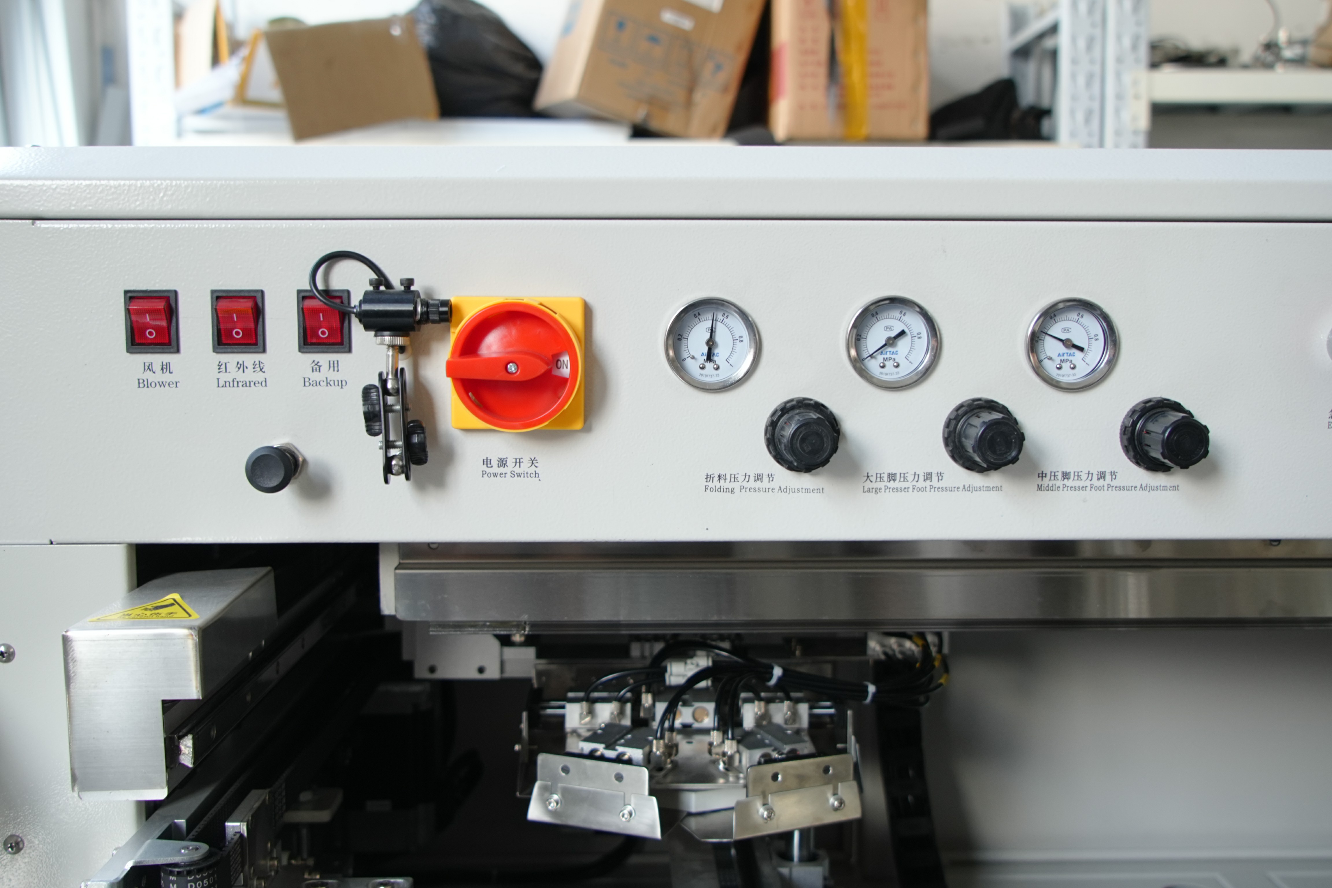 Easy molds changing on the automatic pockets sewing machine