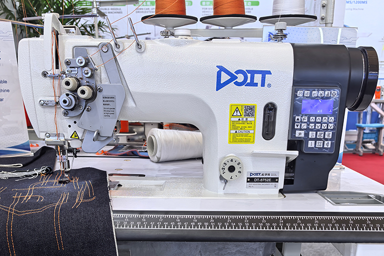 DT 8752E Computerized micro oil double needle lockstitch sewing machine physical picture