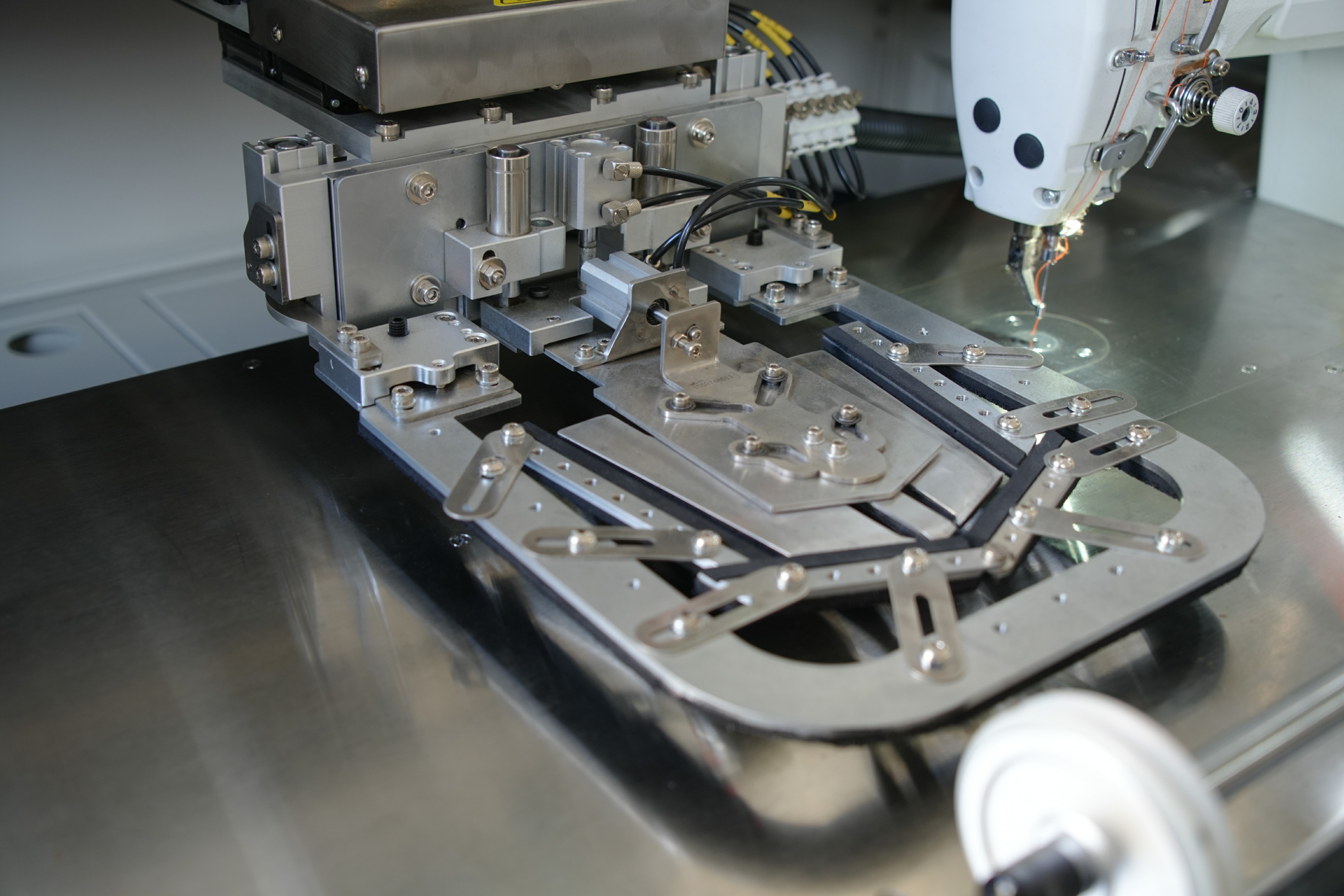 Automatic pockets attaching sewing machine with the felt feeding device