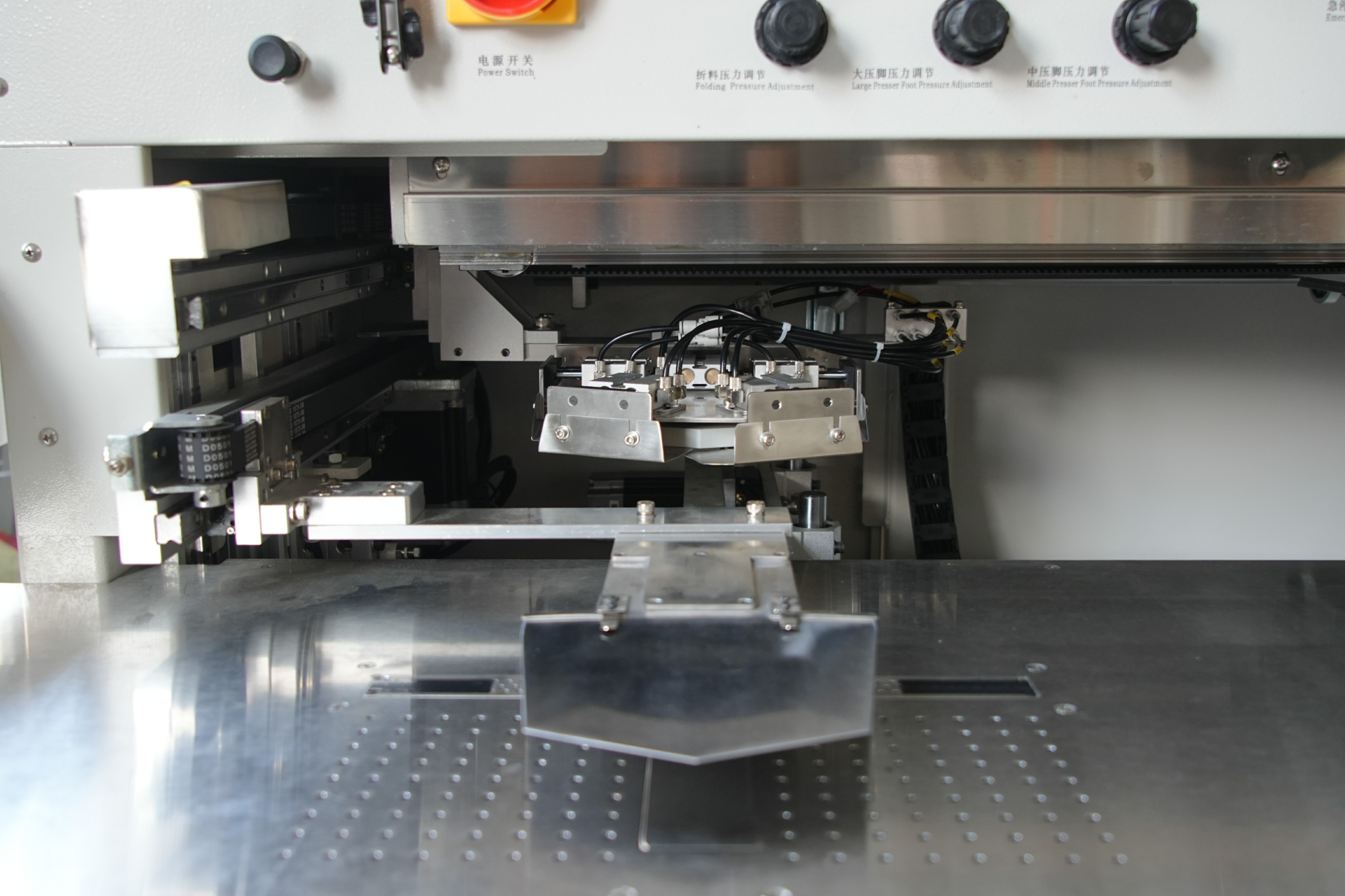 Automatic pockets machine with one free mold