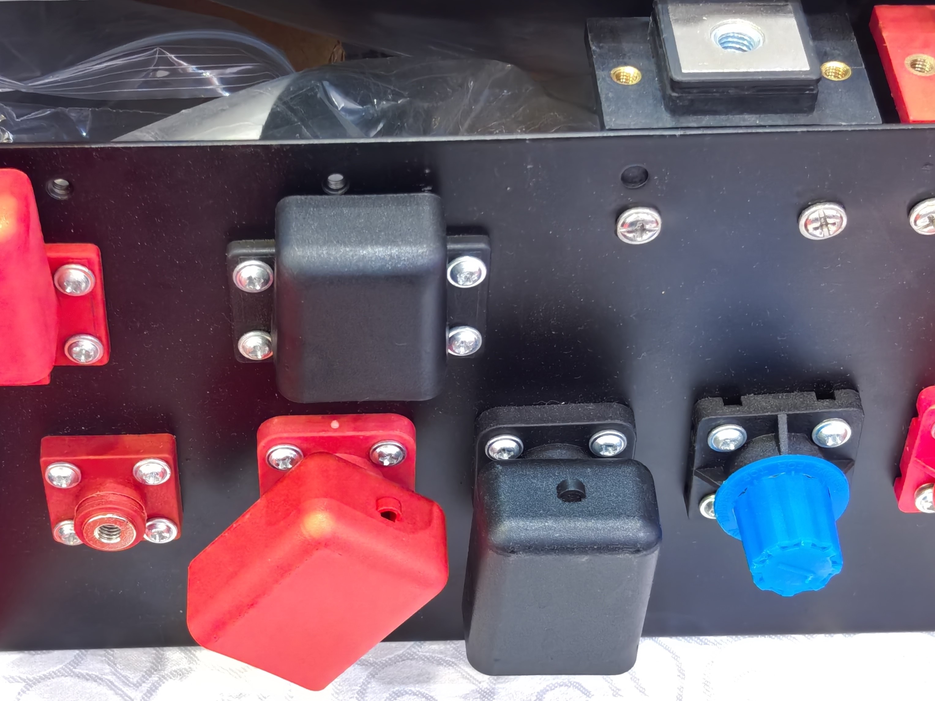 PCB welding terminal is a common electronic connecting part specially designed for printed circuit boards. It is fixed onto PCB boards via welding process, realizing safe and stable connection between wires, circuits and electronic components.
