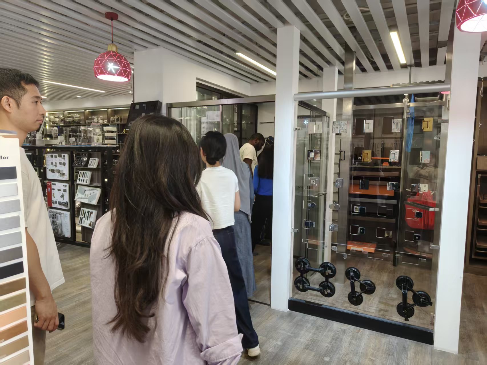 global buyers touring glass hardware showroom in Guangzhou