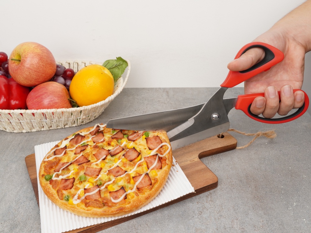 How to cut pizza with scissors