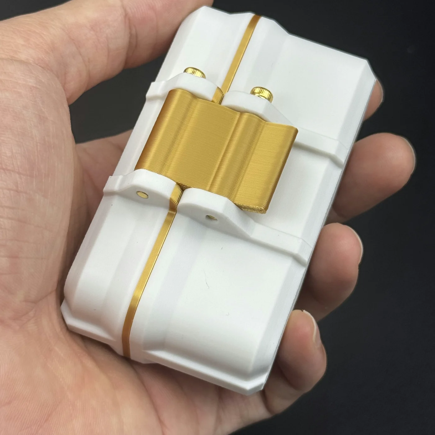 palm-size 4 slot linear 3ml vial case held in one hand - slim travel format
