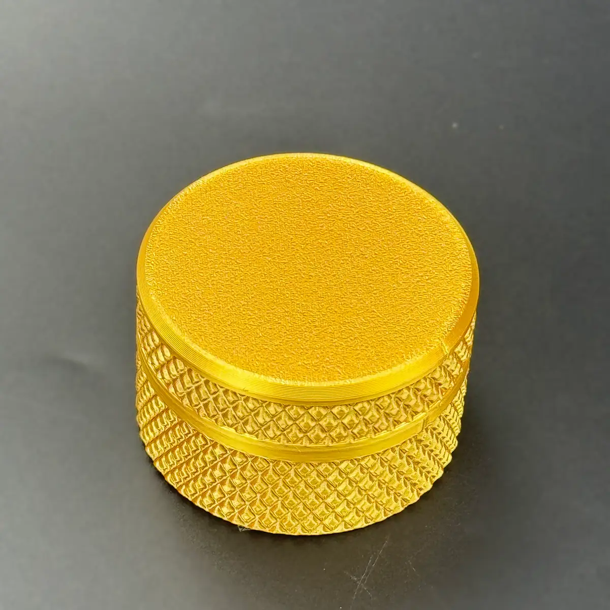 the gold PETG cylindrical 3ml vial case closed