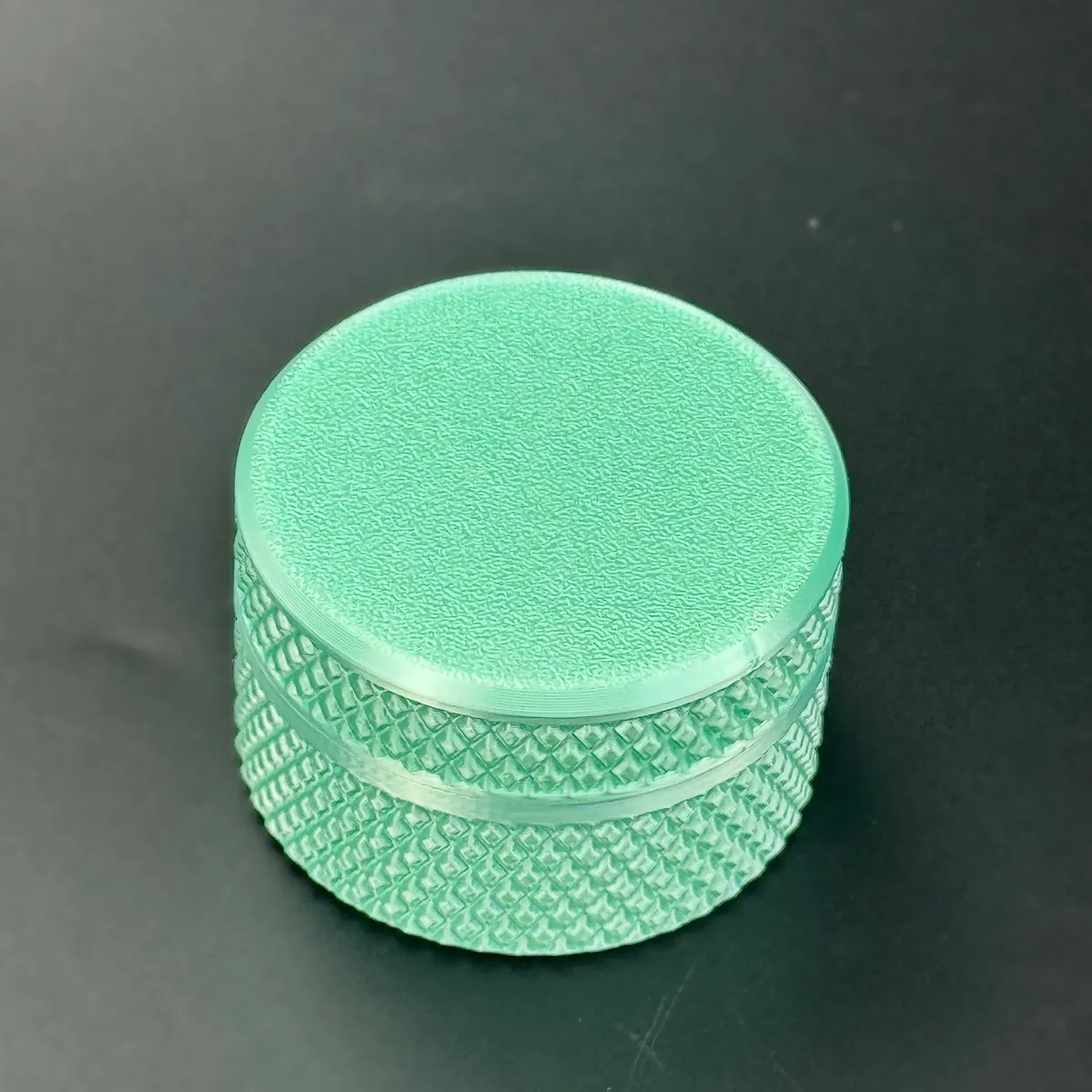 the silver grey PETG cylindrical 3ml vial case closed