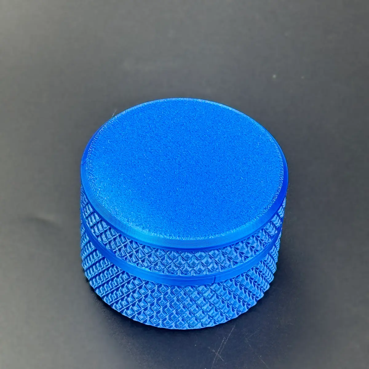 the fuchsia pink PETG cylindrical 3ml vial case closed