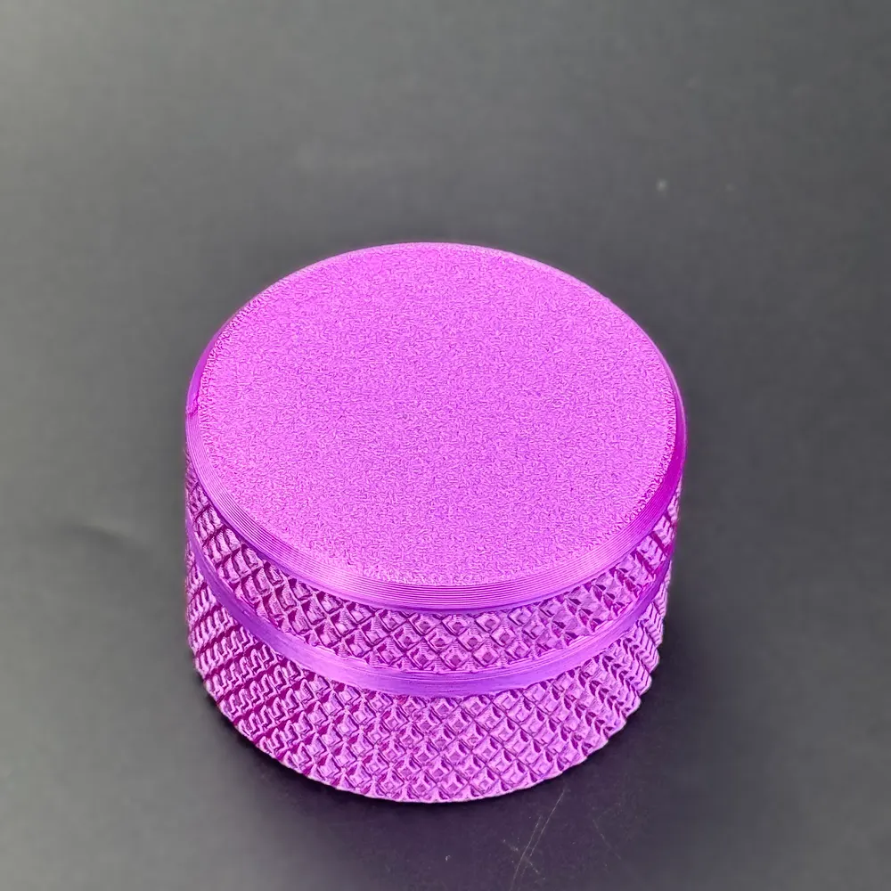 the champagne PETG cylindrical 3ml vial case closed
