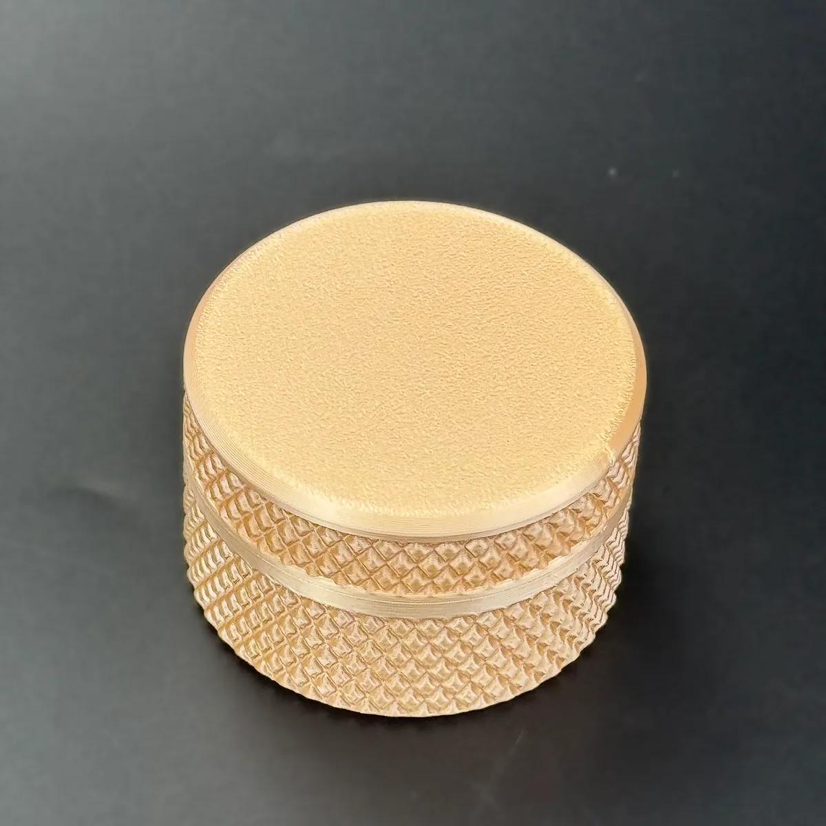 the pearl white PETG cylindrical 3ml vial case closed